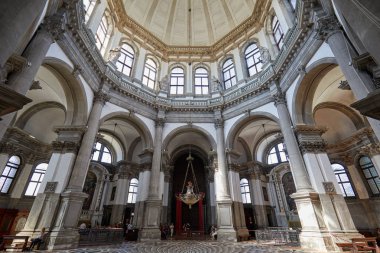Venice, İtalya - 14 Ağustos 2017: Saint Mary sağlık kilise, kubbe iç insanlarla Venedik, İtalya