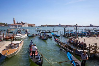Venedik, İtalya - 13 Ağustos 2017: Venedik, İtalya 'da güneşli bir yaz gününde insanlar ve turistlerle gondolda Büyük Kanal