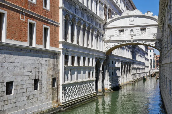 溜息の橋 ヴェネツィア イタリアの青い空 晴れた日に広い視野 — ストック写真