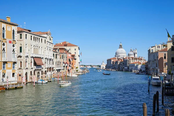 Grand Canal Saint Mary İtalya'da, sağlık Bazilikası ile Venedik geniş açı görünümünde açık mavi gökyüzü