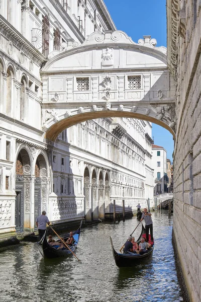 Венеція Італія Серпня 2017 Міст Зітхань Людей Туристів Гондоли Човен — стокове фото