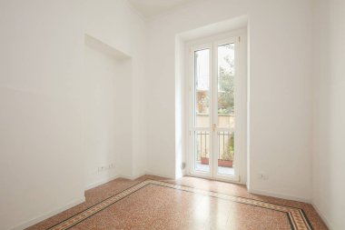 Boş, beyaz oturma odası yenilenmiş daire daire geniş penceresiyle