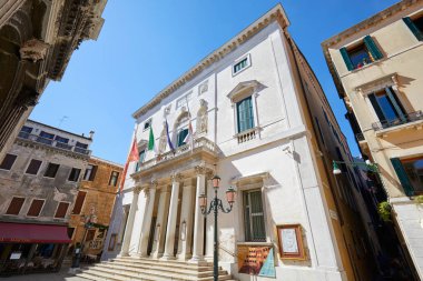 Venice, İtalya - 14 Ağustos 2017: Teatro La Fenice bina cephe, güneşli yaz gün görünümünde düşük açılı, berrak mavi gökyüzünün Venedik, İtalya