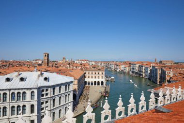 Venice, İtalya - 15 Ağustos 2017: Grand canal görünümünden Fondaco dei Tedeschi, lüks mağaza Teras güneşli yaz gün