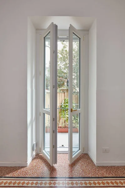 Neue Doppelt Verglaste Offene Fenster Weiß Renovierte Wohnung — Stockfoto