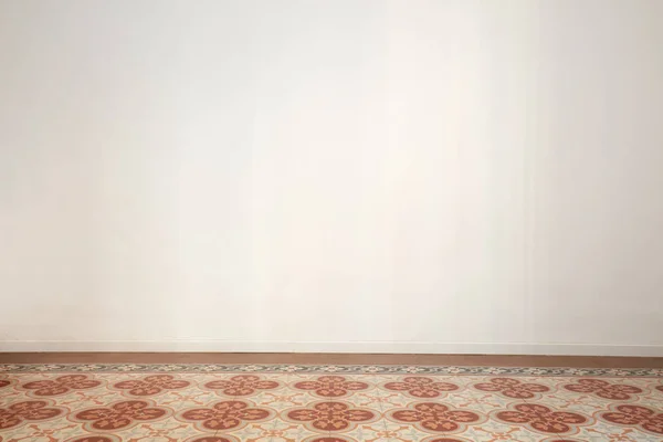 Tyhjä Huone Jossa Valkoinen Seinä Muinainen Laattalattia Remontoidussa Huoneistossa — kuvapankkivalokuva