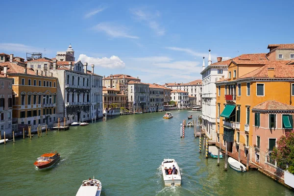 Gran Canal Venecia Con Lanchas Cielo Azul Claro Verano Italia — Foto de Stock