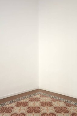 Boş oda köşe çiçek dekore edilmiş zemin ve beyaz duvarlar ile