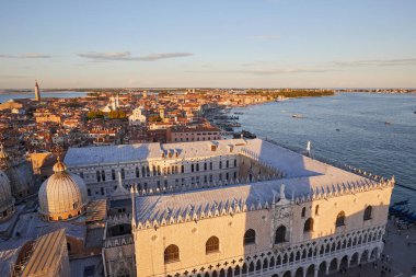 Venedik Marco Çan Kulesi, castello ilçe ve gün batımında lagün İtalya'dan görünüm