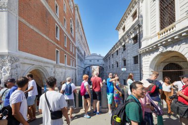 Venice, İtalya - 13 Ağustos 2017: Bridge of Sighs insanlar ve geçen ve çekim fotoğraflar ünlü köprü'ye bir güneşli yaz günde Venedik, İtalya'da turistler