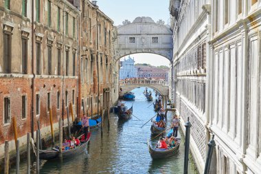 Venice, İtalya - 14 Ağustos 2017: Bridge of Sighs insanlar ve turistler gondol gemilerde bir güneşli yaz günü kanalda Venedik, İtalya