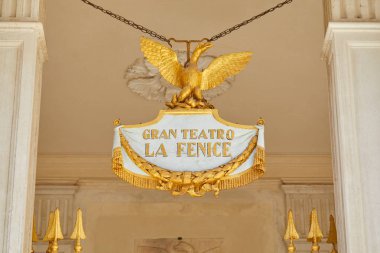 Venice, İtalya - 14 Ağustos 2017: Gran Teatro La Fenice işareti ile altın bir güneşli yaz günü Phoenix'te Venedik, İtalya