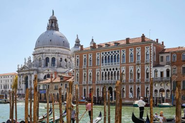Venice, İtalya - 14 Ağustos 2017: Saint Mary sağlık Bazilikası ve insanlar ve güneşli bir turist Venedik'te Gondol