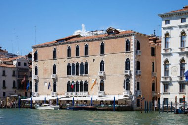 Venice, İtalya - 14 Ağustos 2017: Ünlü Gritti Palace beş yıldız daki lüks otel güneşli yaz gün Venedik, İtalya