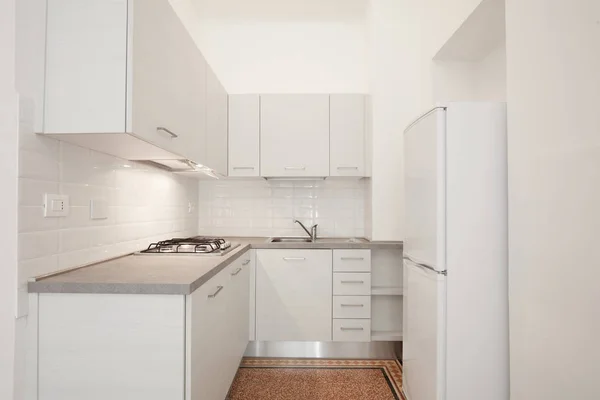 マンション リフォーム インテリアで灰色の石造りの上で白い木製キッチン — ストック写真