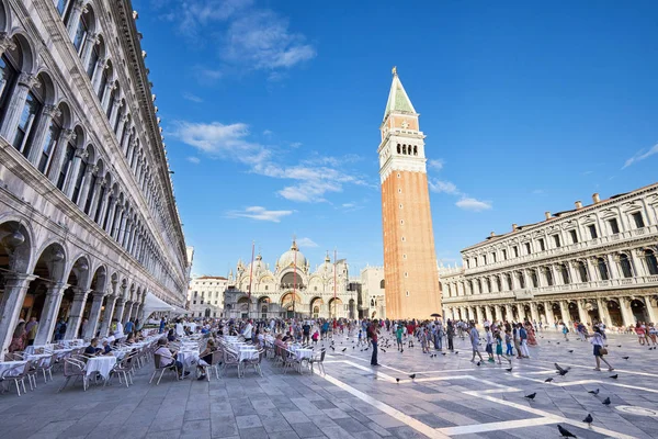 意大利威尼斯 2017年8月12日 圣马可广场 人行道上的桌子和人们行走 意大利阳光明媚的夏日蓝天 — 图库照片