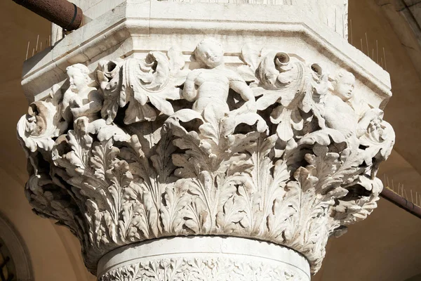 Venecia Escultura Capital Blanca Con Querubines Del Palacio Ducal Día — Foto de Stock