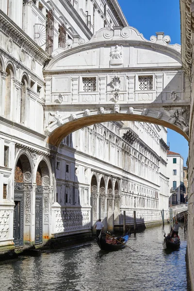 Венеції Серпня 2017 Міст Зітхань Сонячний Літній День Люди Гондолах — стокове фото