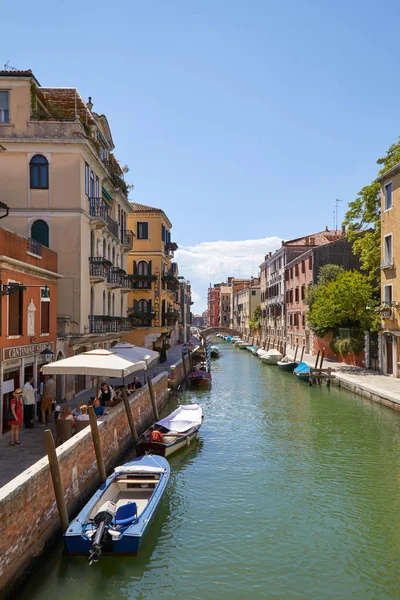 Venecia Italia Agosto 2017 Canal Con Restaurante Italiano Mesas Acera — Foto de Stock