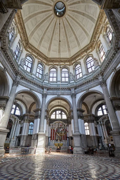 Venice Olaszország 2017 Augusztus Szent Mária Egészségügyi Kupola Templomtér Emberekkel — Stock Fotó