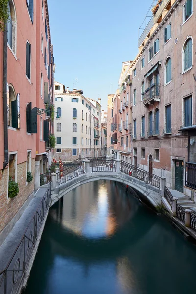 Venecia Edificios Antiguos Aguas Tranquilas Canal Nadie Por Mañana Italia — Foto de Stock