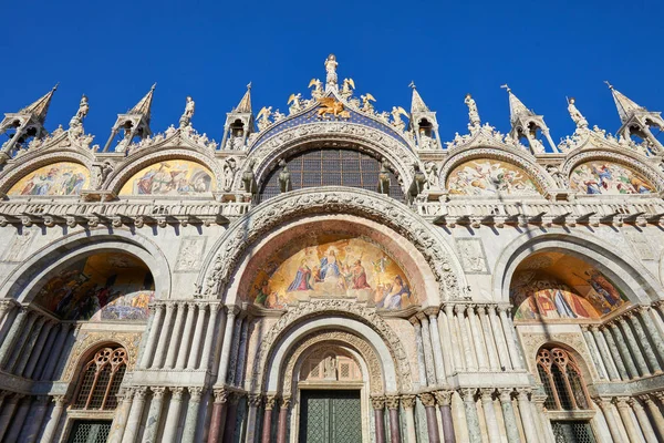 San Marco Basiliek Gevel Met Mozaïeken Venetië Duidelijke Blauwe Hemel — Stockfoto