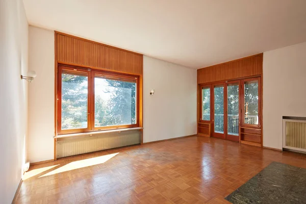 Altes Zimmer Wohnzimmereinrichtung Altem Haus Mit Garten Holzboden — Stockfoto