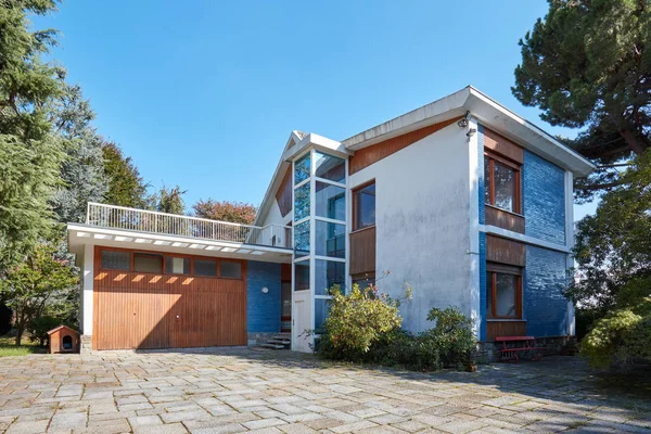 Vieille Villa Avec Jardin Dans Une Journée Été Ensoleillée Ciel — Photo