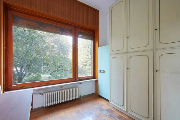 Chambre Avec Armoire Grande Fenêtre Intérieur Appartement Dans Une Ancienne — Photo