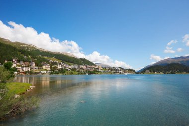 Sankt Moritz kasaba ve göl güneşli yaz günü şeffaf su İsviçre ile