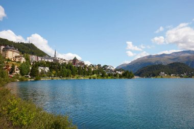 Sankt Moritz kasaba ve İsviçre yaz, mavi gökyüzü göl
