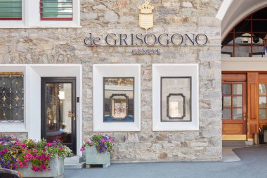 Sankt Moritz, İsviçre - 16 Ağustos 2018: De Grisogono lüks mücevher depolamak güneşli yaz gün içinde Sankt Moritz, İsviçre