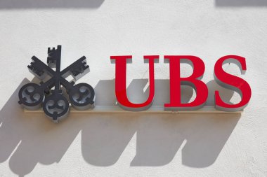 Sankt Moritz, İsviçre - 16 Ağustos 2018: Sankt Moritz, İsviçre güneşli bir günde Ubs İsviçre banka işareti