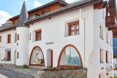 Sankt Moritz, İsviçre - 16 Ağustos 2018: Hermes lüks mağaza tipik evde bir güneşli yaz gün içinde Sankt Moritz, İsviçre