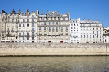 Paris binalar ve güneşli yaz günü Fransa'da Nehri