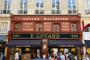 Paris, Fransa - 07 Temmuz 2018: Goyard lüks mağaza Paris'te pencere ve ahşap cephe yaz, bekleyenler