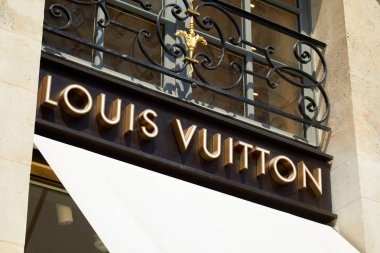 Paris, Fransa - 07 Temmuz 2018: Louis Vuitton altın işareti Vendome, Paris'te güneşli bir yerde 