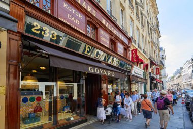 Paris, Fransa - 07 Temmuz 2018: Goyard lüks mağaza Paris'te pencere ve ahşap cephe ve kuyrukta bekleyenler