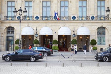 Paris, Fransa - 07 Temmuz 2018: Ritz Lüks Otel Paris Vendome insanlarla güneşli bir yerde