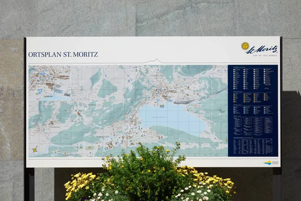 市内地図 ザンクト モリッツ スイスの日当たりの良い夏の日にロゴのザンクト モリッツ スイス 2018 — ストック写真