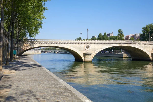 Parigi Banchine Vuote Della Senna Ponte Una Soleggiata Giornata Estiva — Foto Stock