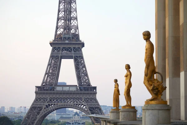Paris France July 2018 Eiffel Tower Golden Staues Early Morning — Stock Photo, Image