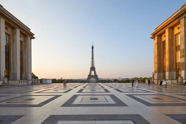Paris Ranska Heinäkuu 2018 Eiffel Torni Trocadero Joidenkin Ihmisten Kanssa — kuvapankkivalokuva