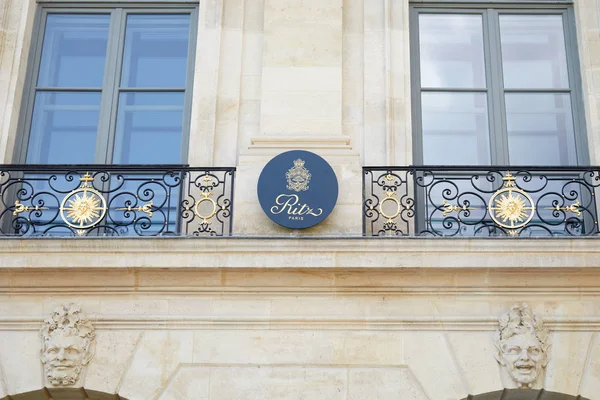法国巴黎 2018年7月7日 丽兹豪华酒店标志和门面在巴黎的文多姆在一个阳光明媚的日子 — 图库照片