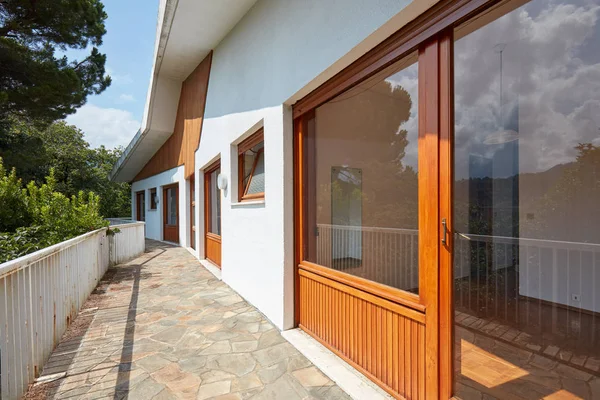 Grande Terrasse Intérieur Chambre Dans Une Maison Campagne Ensoleillée — Photo