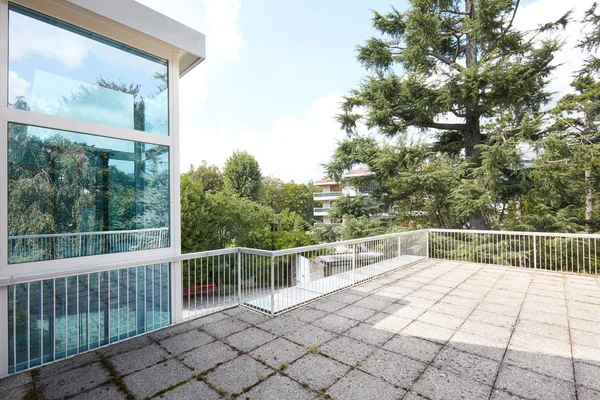 Ampia Terrazza Casa Campagna Con Grande Vista Sugli Alberi Ascensore — Foto Stock