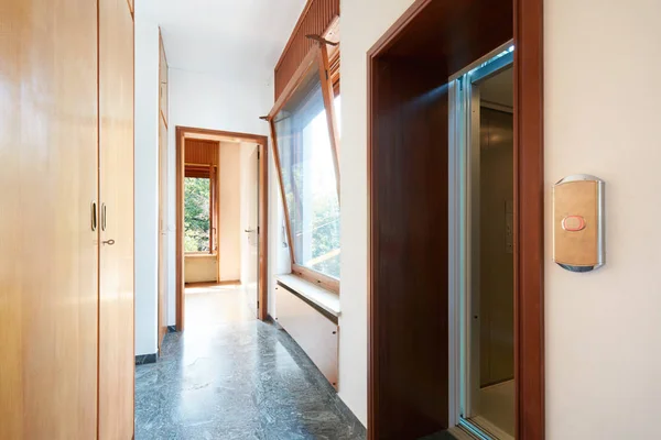 Couloir Avec Armoire Bois Fenêtre Porte Ascenseur Dans Une Maison — Photo