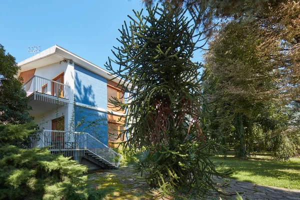 别墅与花园与树 在意大利晴朗的蓝天 — 图库照片