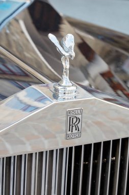 Sankt Moritz, İsviçre - 16 Ağustos 2018: Rolls Royce lüks araba logosu ve heykel Sankt Moritz, İsviçre