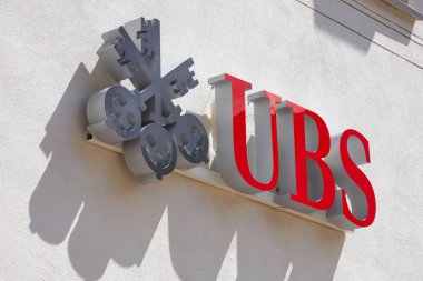 Sankt Moritz, İsviçre - 16 Ağustos 2018: Sankt Moritz, İsviçre güneşli bir günde Ubs İsviçre banka işareti